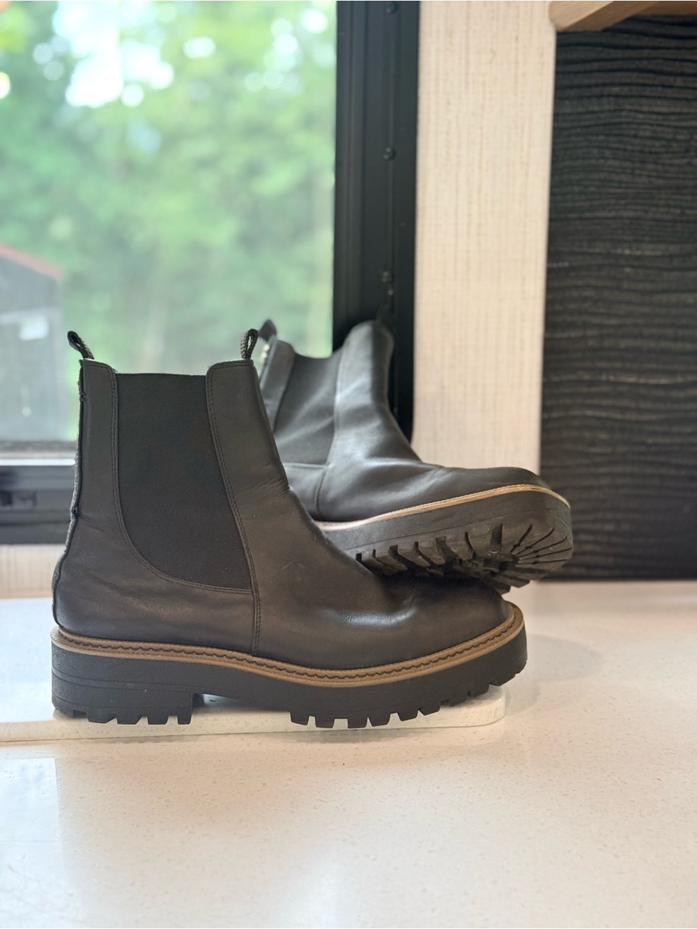 Sam Edelman Black Leather Lug Sole Chelsea Boots Women’s Size 9.5